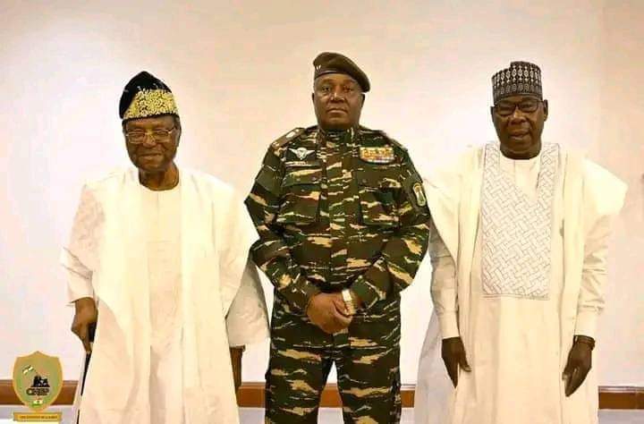 Les anciens présidents béninois Soglo et Yayi en mission de médiation à Niamey pour apaiser les tensions avec le Niger.
