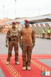 Le Président du Faso, le Capitaine Ibrahim TRAORE, a pris son envol cet après-midi en direction de Niamey pour un événement diplomatique crucial.