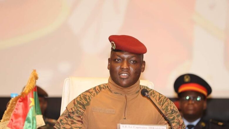 Le Capitaine Ibrahim Traoré accuse les voisins de chercher à déstabiliser le Burkina Faso, alimentant les tensions diplomatiques