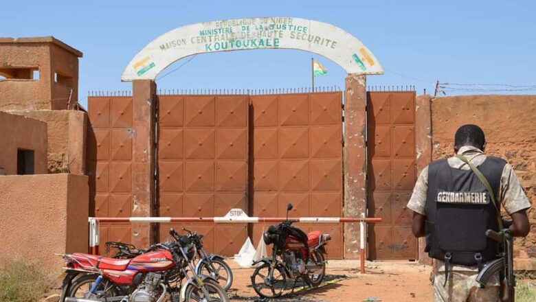 Niger : Chasse aux fugitifs après une évasion spectaculaire à la prison de Koutoukalé, un couvre-feu instauré.