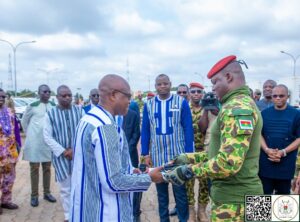 Le président du Burkina Faso lance 15 cliniques mobiles pour améliorer l'accès aux soins de santé dans les zones reculées, 