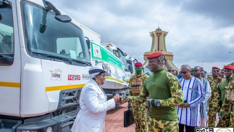 Le président du Burkina Faso lance 15 cliniques mobiles pour améliorer l'accès aux soins de santé dans les zones reculées,