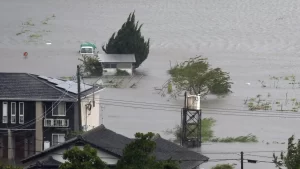 Le typhon Shanshan s'abat sur le Japon, provoquant des inondations dévastatrices, des glissements de terrain meurtriers et des millions d'évacués.