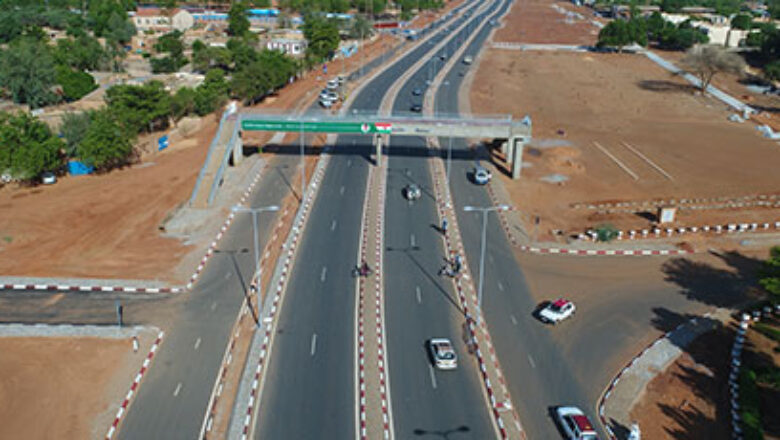 Le gouvernement nigérien lance un plan de rénovation du réseau routier de Niamey pour améliorer la mobilité et stimuler l'économie.