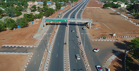 Le gouvernement nigérien lance un plan de rénovation du réseau routier de Niamey pour améliorer la mobilité et stimuler l'économie.