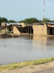 Crise humanitaire au Tchad : le village de Gambir est englouti par les eaux du lac Fitri, suscitant un appel urgent à l'aide internationale.