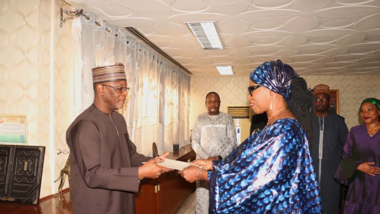 La nouvelle Coordinatrice résidente des Nations Unies, Mme Mama Keita, est accueillie par le Ministre des Affaires Étrangères du Niger