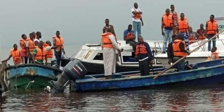 Plus de 150 personnes sont portées disparues après le naufrage d'un bateau sur le fleuve Niger dans l'État du Niger.