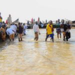 Parmi les 150 personnes portées disparues après le naufrage d'un bateau, 70 corps ont été repêchés dans la rivière Gbajibo.