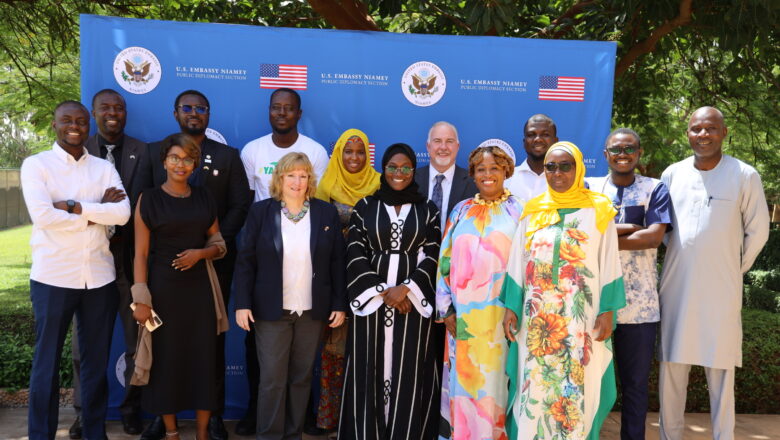 L'ambassadrice américaine au Niger a organisé un événement pour célébrer le retour des boursiers Mandela Washington et leur engagement à développer le pays.