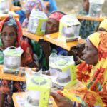 Le PNUD Niger illumine la vie de 4000 ménages à Diffa avec la distribution de lampes solaires, promouvant l'accès à l'énergie durable