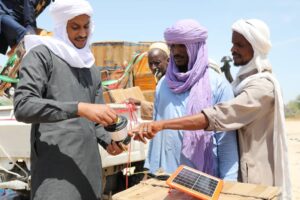 Le PNUD Niger illumine la vie de 4000 ménages à Diffa avec la distribution de lampes solaires, promouvant l'accès à l'énergie durable 