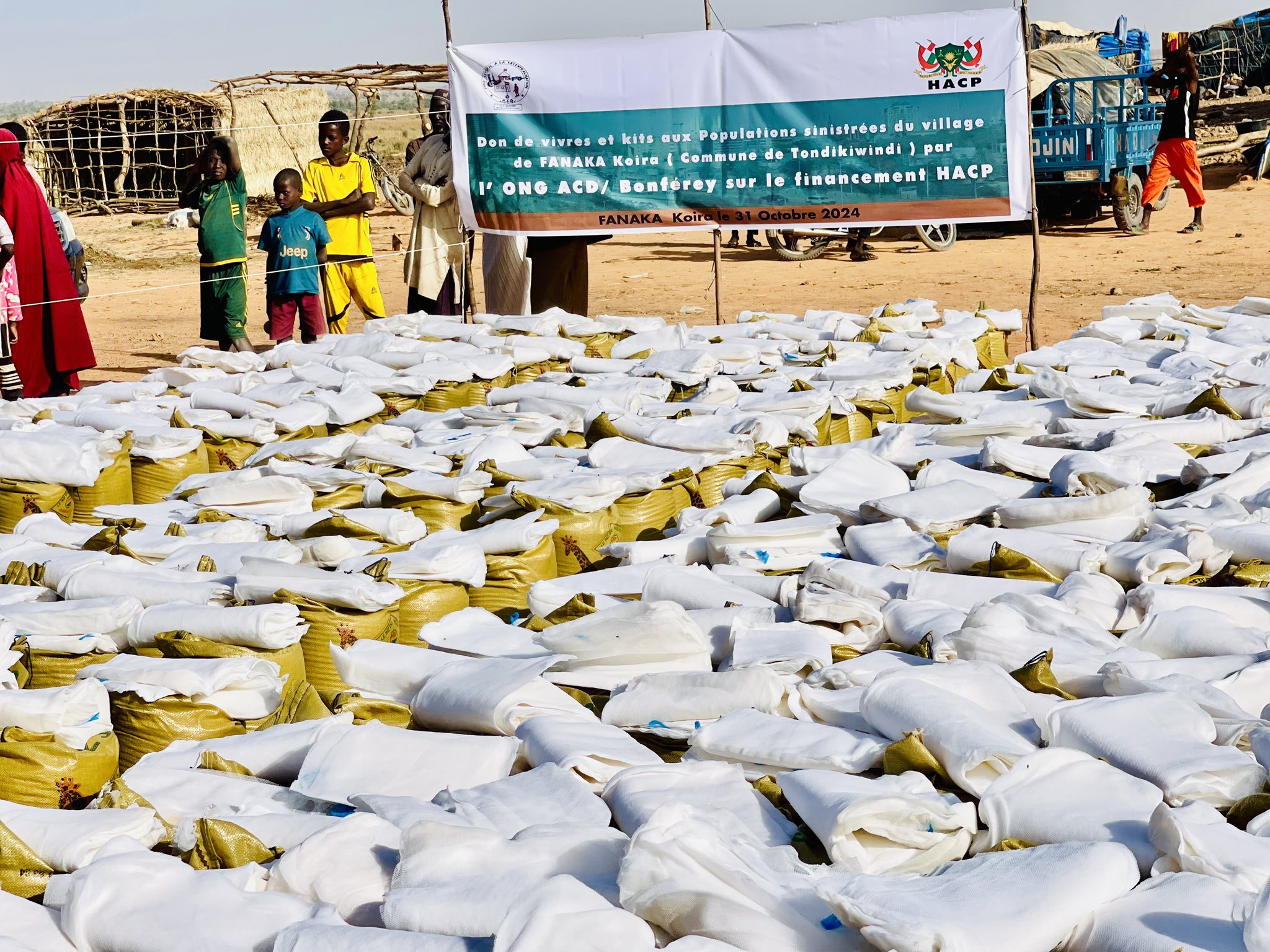 Une opération de secours a été lancée par la HACP à FANAKA Koira, avec le préfet de Ouallam en charge de la distribution de vivres.