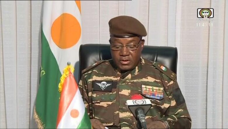 Le président du Niger retire la nationalité à neuf personnalités liées à l'ancien président, suscitant des débats sur la sécurité nationale