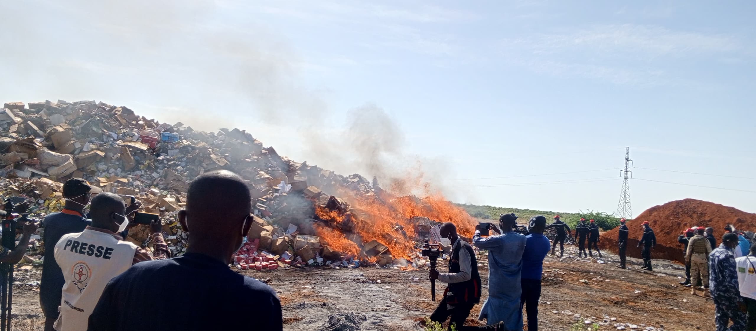 Niamey détruit 915 tonnes de produits illicites et 51 000 articles de chicha