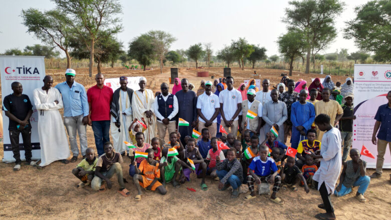 La TIKA soutient les femmes agricoles au Niger en créant un jardin maraîcher et en fournissant des formations pour améliorer leur production.