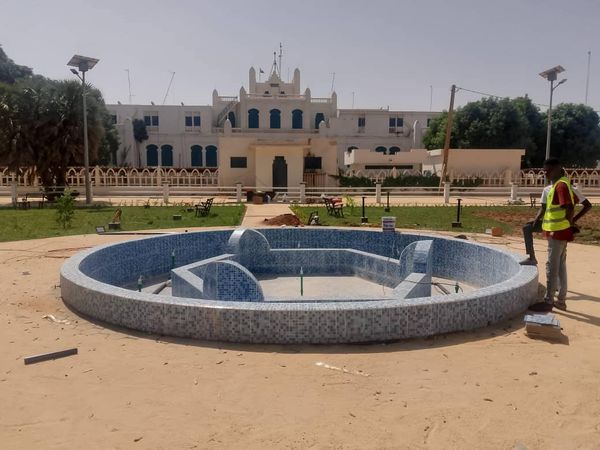 La Place du Liptako-Gourma renaît sous un nouveau jour à Niamey, offrant un espace moderne et artistique au cœur de la capitale nigérienne.