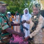 Le Niger célèbre une reddition historique : des chefs terroristes et leurs troupes déposent les armes après des négociations.