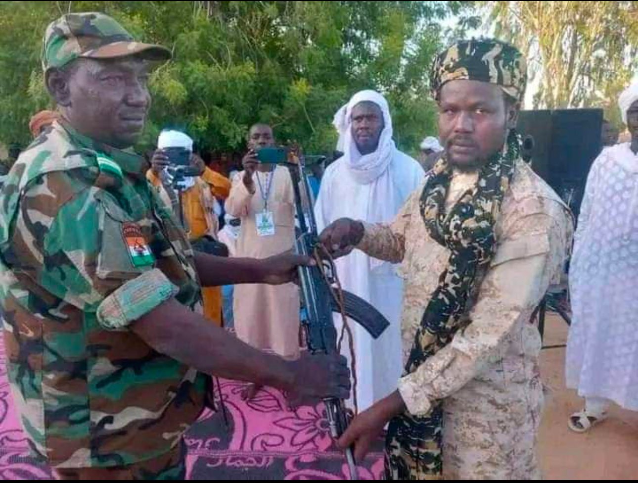 Le Niger célèbre une reddition historique : des chefs terroristes et leurs troupes déposent les armes après des négociations.