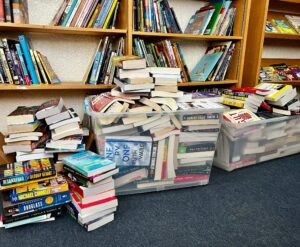 Le Corps des Marines des États-Unis fait don de livres à l'American Corner Niamey pour enrichir les ressources éducatives