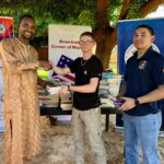 Le Corps des Marines des États-Unis fait don de livres à l'American Corner Niamey pour enrichir les ressources éducatives