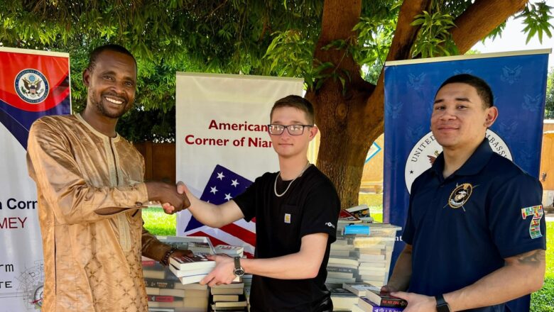 Le Corps des Marines des États-Unis fait don de livres à l'American Corner Niamey pour enrichir les ressources éducatives