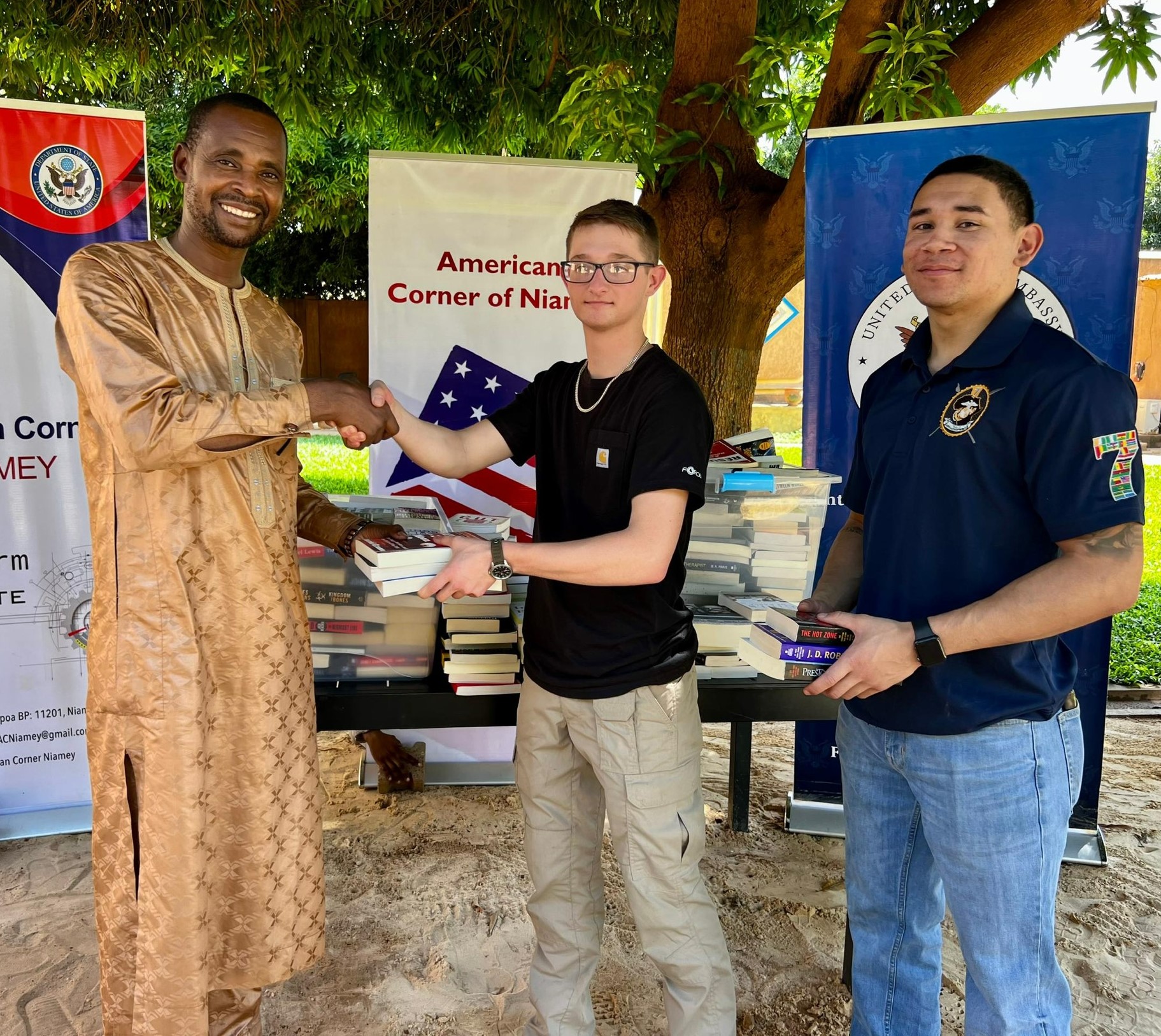 Le Corps des Marines des États-Unis fait don de livres à l'American Corner Niamey pour enrichir les ressources éducatives