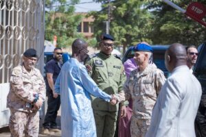  Le Général Quartuccio de la MISIN rencontre l'Administrateur Délégué de Niamey pour renforcer la coopération et le développement de la ville.