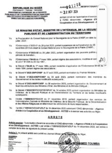 Le Niger suspend les activités d'ACTED et d'APBE, deux ONG majeures, suscitant des inquiétudes pour l'aide humanitaire.