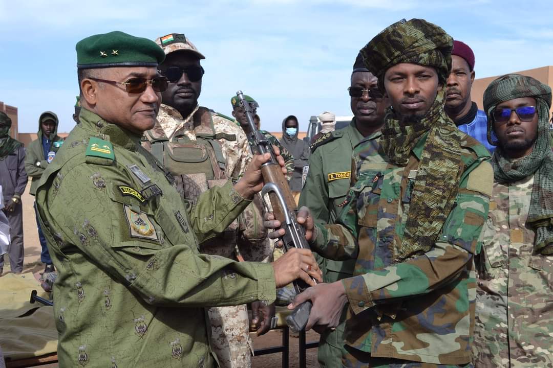 Un tournant historique à Agadez : des anciens rebelles du FPL et du MJRN déposent les armes, marquant le début d'une nouvelle ère de paix.