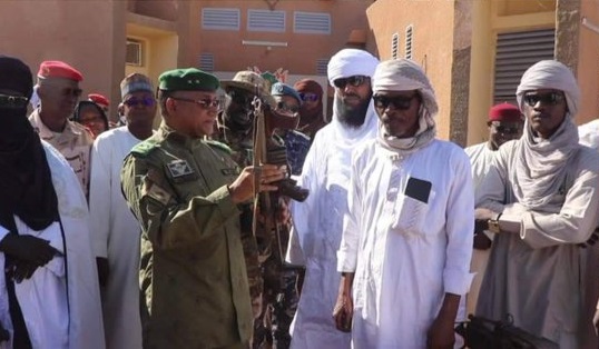 Neuf ex-combattants déposent les armes à Agadez, ouvrant une nouvelle ère de paix et de stabilité dans la région.