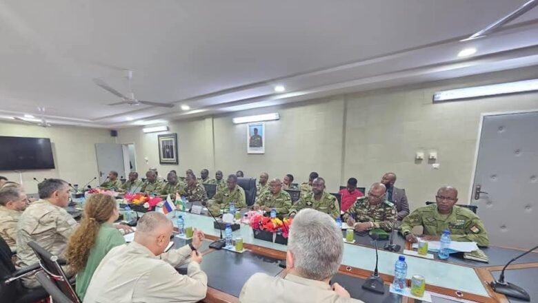 Le Niger et la Russie renforcent leur coopération militaire à travers une réunion stratégique à Niamey, signalant un nouveau partenariat