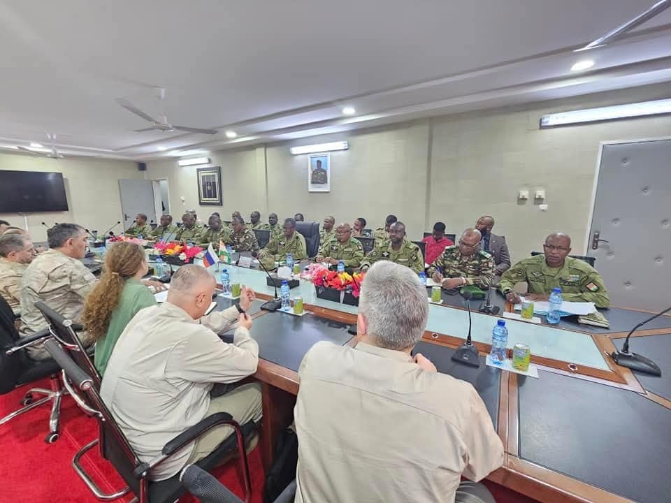 Le Niger et la Russie renforcent leur coopération militaire à travers une réunion stratégique à Niamey, signalant un nouveau partenariat