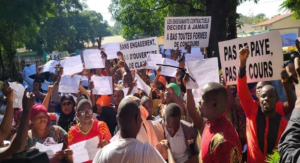 Des enseignants guinéens manifestant pacifiquement pour leurs droits sont violemment dispersés par les forces de l'ordre, 