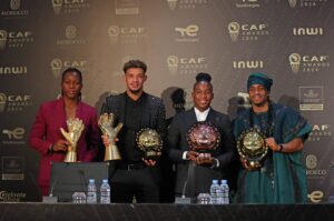 La Zambienne Barbra Banda couronnée Reine du football africain lors des CAF Awards 2024, récompensant ainsi une année exceptionnelle.