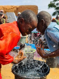  L'association Barsik transforme la vie de milliers de Nigériens en leur fourniture de l'eau potable grâce à la construction de 5 puits.