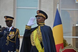 Le maréchal Mahamat Idriss Déby Itno reçoit ses attributs lors d'une cérémonie solennelle à N'Djamena ce samedi 