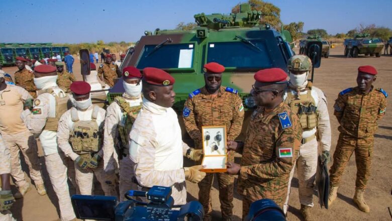 Le Président du Faso, Ibrahim Traoré, a remis du matériel logistique et de combat au ministre de la Défense, Célestin Simporé,