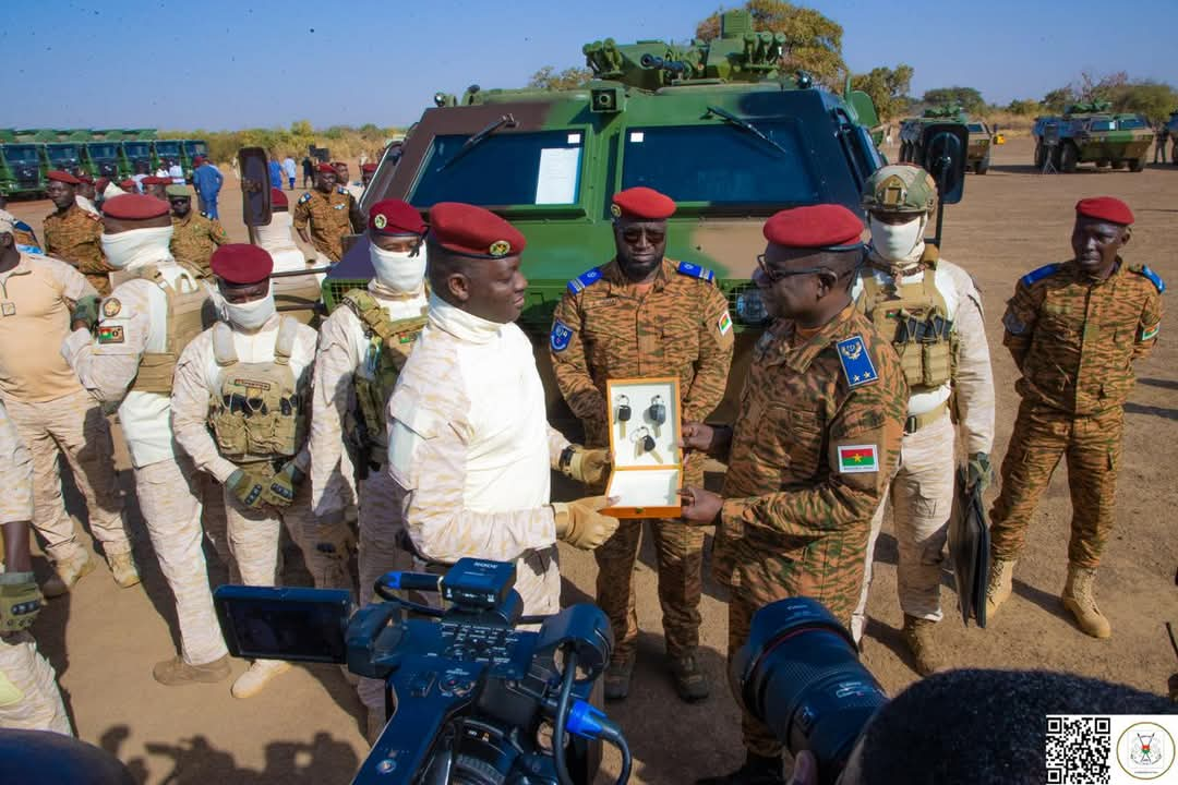 Le Président du Faso, Ibrahim Traoré, a remis du matériel logistique et de combat au ministre de la Défense, Célestin Simporé,