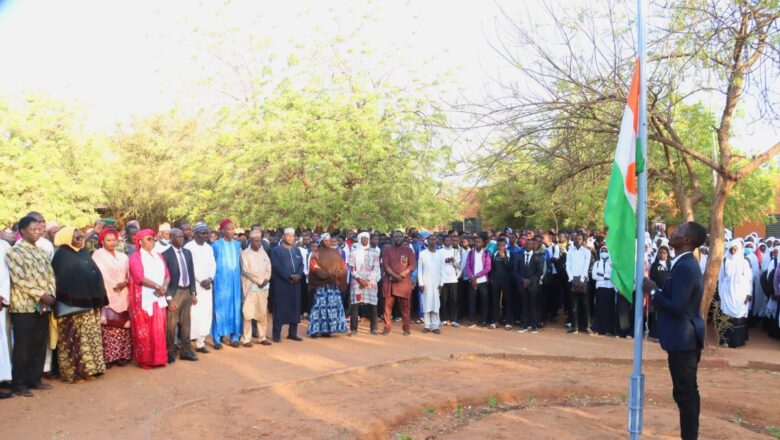 Dans le cadre de l'initiative "Une semaine, une école", le ministre de l'Éducation se rend au Lycée Kalmaharo pour encourager les futurs