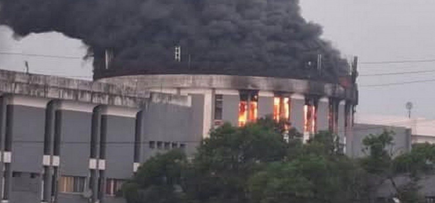 Incendie au Capitole de Monrovia : un symbole de la nation en flammes