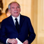 Le Premier ministre François Bayrou présente son gouvernement après des négociations intenses, marquant un tournant politique