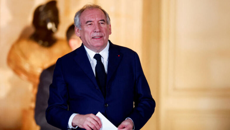 Le Premier ministre François Bayrou présente son gouvernement après des négociations intenses, marquant un tournant politique