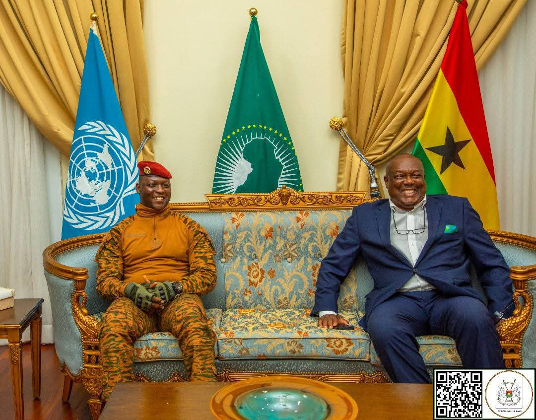 Le Président Ibrahim Traoré, acclamé à Accra lors de l’investiture de John Dramani Mahama, renforce les liens entre le Burkina Faso