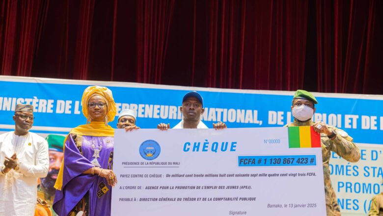 Le Président Assimi Goïta remet un chèque de 1,13 milliard FCFA aux jeunes diplômés stagiaires de l’APEJ, soutenant leur insertion