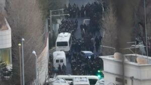 L'arrestation de l'ex-président sud-coréen Yoon Suk-yeol, suite à sa tentative d'instaurer la loi martiale, marque un tournant historique 