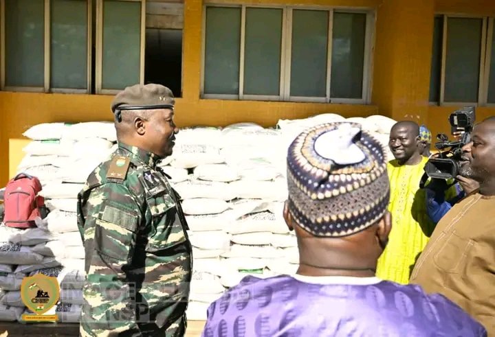 Le Général Tiani, célèbre l'agriculture locale lors de l'exposition-vente du riz local, soulignant l'engagement pour l'autosuffisance