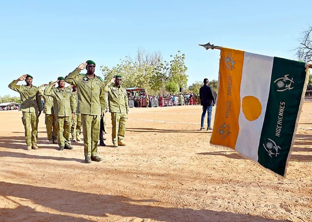 Présentation au drapeau des 1 958 recrues du contingent 2024 à Tondibiah : un symbole de souveraineté et d’engagement pour un Niger