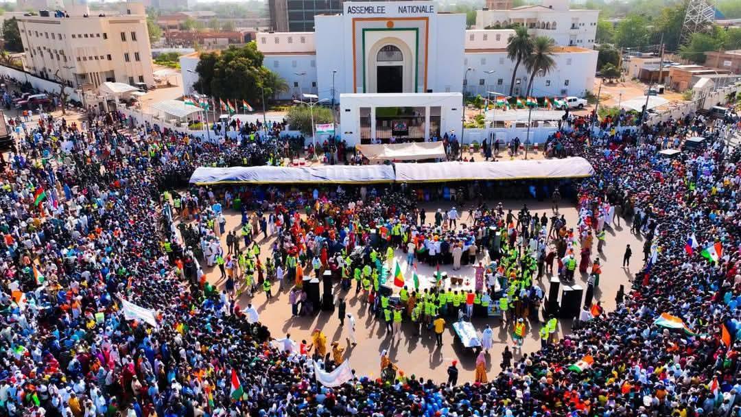 Niamey et les villes de l’AES vibrent au rythme d’une mobilisation historique célébrant le premier anniversaire du retrait de la CEDEAO.