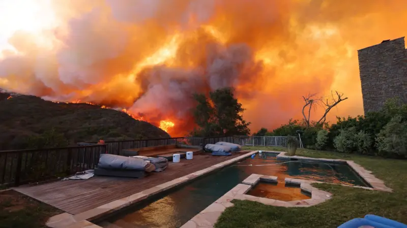 Des incendies de forêt dévastateurs ravagent Los Angeles, forçant des milliers d'évacuations et mobilisant plus de 1 400 pompiers